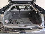 とても広々、大きな開口部の荷室スペースですね。 開口部広々だから、大きな荷物も楽々収納出来ちゃいますね。 荷物スペースは広いほうがいいですよね。