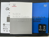 スマートキーは鍵をバッグに入れたままでもドアロックの開閉やエンジンのON・OFFができます。夜間や雨の日も鍵を探さなくて良いので便利です。