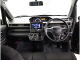 デザインもよく、居心地のよい運転席ですね。分かりやすいスイッチ類ですから操作もしやすく運転をサポートします。ぜひご来店いただき、実際にお座りいただいてステアリングを握ってみてください!