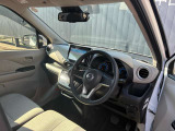 車内は落ち着きのアイボリーカラー☆視界も広く背の低い女性でも運転しやすいです(^^)/