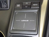 手元でナビゲーションなどの操作を可能にする「リモートタッチ」は、運転姿勢の変化を抑制し、スムーズな操作が可能です。