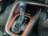 CVT車のセレクトレバーです。低速から高速まで、変速ショックのないスムーズな走りと、エンジン効率のよい領域を維持して燃費にも貢献します。サイドブレーキはスイッチ操作の電子制御パーキングブレーキです。
