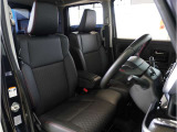 【清潔感のある運転席&助手席】隅々までクリーニングの行き届いた運転席&助手席。目立ったシミや汚れ等もございません。快適なドライブをどうぞ。