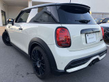 MINIのアイコンでもある、丸目のヘッドライト。高いデザイン性でMINIをよりお洒落に見せてくれます!