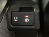 【電動パーキングブレーキ+オートブレーキホールド機能】 指先だけで簡単に操作が可能なパーキングブレーキ、スイッチを押すとブレーキペダルから足を離してもブレーキを保持できるオートブレーキホールド搭載。
