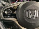 ステアリングスイッチがついていますので、オーディオのチャンネル変更、ボリューム、ジャンル変更が操作可能です。ハンドルから手を離さず安全に操作できます。