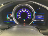 ハイブリット車専用のメーターです。中央のスピードメーターより左右のサブデスプレイで燃費や動力伝達などの情報が見れるようになっています。
