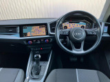 インテリアはブラックを基調とした内装になっております。飽きの来ないドイツ車らしい内装です。