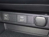 充電用USB端子付き。スマートフォンなどの充電に便利です。