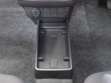 センターフロアトレイ。ティッシュ箱を置いた下にも携帯電話などを収納できる空間があります。さり気ない気遣いを感じられます。