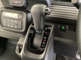 CVT車のセレクトレバーです。低速から高速まで、変速ショックのないスムーズな走りを実現するとともに、エンジン効率のよい領域を維持することで燃費にも貢献します。