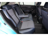 リアシートのセンターアムレストには2つのカップフォルダーつきで、車内全員がゆったりお過ごしいただけます!!