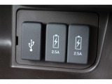 2.5AのUSB(急速充電)が付いており、車内でもしっかりとスマートフォン等の機器へ充電可能です♪