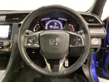 ハンドルにHondaセンシング系のクルーズコントロールやレーンキープアシストなどのスイッチと、オーディオの操作スイッチが装備されています。ハンドルかをら手離さず安全に操作できます。