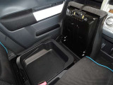 便利な収納ポケット、小物入れを各所に配置しています。
