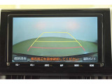 バックガイドモニター(バックモニター)付き。車両後方の映像をナビ画面に表示し、駐車などの後退操作をサポートします。