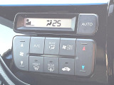 【オートエアコン】一度お好みの温度に設定すれば、車内の温度を検知し風量や温度を自動で調整。暑い&hellip;寒い&hellip;と何度もスイッチ操作をする必要はありません。快適な車内空間には必須の機能ですね♪