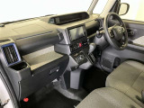 運転席周りのレイアウトをご覧ください。ナビゲーションが綺麗に装着されすっきり収まってますね!