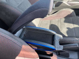 フロントシートにはセンターアームレスト付き、長時間の運転で疲れた腕を乗せてください。