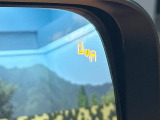 【ブラインドスポットワーニング】走行中、ドアミラーの死角になりやすい箇所に後続車が接近するとサイドミラー付近に警告を表示、ドライバーに注意喚起をしてくれます。