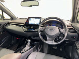 運転席まわりです。 各操作スイッチは使いやすい位置に配置されてます。