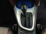 コンパクトなシフトレバーは手元に自然に収まる位置に配置され、軽い操作でスムーズに切り替え可能。初めての方でもすぐに慣れて快適に運転できます