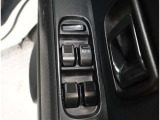 パワーウィンドウ装備!ドアの内張りにある昇降スイッチで、電動で窓の開閉ができます♪やっぱりあると便利な装備ですね♪