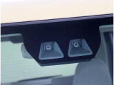 ステレオカメラとソナーセンサーが歩行者や先行車、障害物などのさまざまな情報を的確に捉え、運転者に注意を促したり、緊急ブレーキを作動。多彩な安全機能があなたのドライブをアシストするスマートアシスト付です