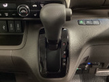 CVT車のセレクトレバーです。低速から高速まで、変速ショックのないスムーズな走りを実現するとともに、エンジン効率のよい領域を維持することで燃費にも貢献します。