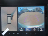 パノラミックビューモニター付きです。車両を上から見たような映像をディスプレイオーディオ画面に表示。運転席からの目視だけでは見にくい、車両周辺の状況をリアルタイムでしっかり確認できます。