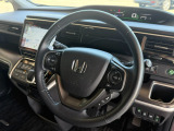 【ステアリングスイッチ】が付いており運転中に前方から目線をそらすことなくオーディオ等の操作が可能なので安心・快適にカーライフをお楽しみいただけます。