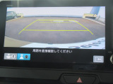 【リアカメラ】リバースに入れるだけで後方の映像が映ります。安全確認や、狭い駐車場での車庫入れ、雨の日や夜間など視界の悪い時に便利です。安全にバックする為には欠かせない装備です。