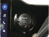 スマートキーを携帯していればキーを取り出さずにドアを施錠&解錠。クルマの始動も可能です。