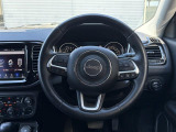 革巻きのステアリングハンドル!JEEPロゴがおしゃれでかわいいです。