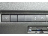 スマートキーや運転席のボタンを押すだけでリアゲートが自動で開閉します!荷物を持っている時や、高い位置にあるバックドアを閉める際に便利な機能です