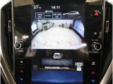 後方の映像を車内の11.6インチディスプレイに表示。 ステアリング操作に連動して動くガイドラインが、駐車や車庫入れをよりスムーズにサポート。狭いスペースでも安心して操作できる頼れる機能です。