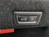 ボタン操作ひとつでトランクの開閉を可能とする電動トランクが付いております。