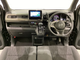 車内は光触媒抗菌消臭施工済です。インパネ周りはスタイリッシュなデザインです。グローブボックスやカップホルダーのほかにトレーなどたくさんの収納スペースが付いています。