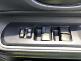 パワーウィンドのスイッチです。運転席に座りながら、助手席や後席の窓を開け閉めできるので大変便利ですよ。