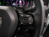ハンドル右側にはクルーズコントロールのスイッチが装備され、運転中の操作も安心して行えます。