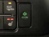 ECON モードをON にするとアクセルペダルの動きに対するエンジンの反応とエアコンの制御を切り換えることで、燃費のいい運転をするドライバーがペダルを踏んだ時と同じようにエンジンを制御します。