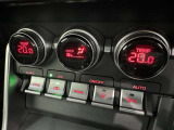 左右独立温度コントロールフルオートエアコンです。運転席、助手席それぞれで独立して温度設定ができます。冷え性の方が乗っても安心ですね♪