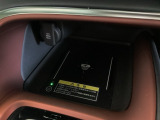 センターコンソールにはワイヤレス充電器を装備してます。Qi(チー)規格対応のスマートフォンなどを置くだけでワイヤレスで充電可能です。