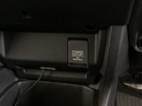 アクセサリーソケットはUSBのアダプターなどをつければ、スマホの充電にも使えます。周辺には物が置けるボックスがついています。