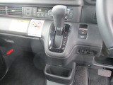 インパネシフトだから視線の移動も少なく足元もスッキリ♪運転席もゆったりしているのでゆとりを持ってドライブできますね!