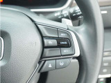 ◆アダプティブクルーズコントロール◆予め設定した車速内でクルマが自動的に加減速。前走車との適切な車間距離を維持しながら追従走行します。【LKAS】車線維持支援システムでステアリング操作を支援。