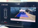 ●バックカメラ『駐車や後方の視界をサポートするための重要な機能です。多くのモデルに標準装備またはオプションとして搭載、リアバンパーに取り付けられたカメラが後方の映像を車内のディスプレイに表示します』