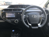 シンプルで使いやすいコクピット。視界性もよく運転しやすいですよ。スイッチ類も使いやすい場所に配置されています。