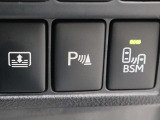 超音波センサーを利用して、車両前方や車両後方の障害物を検知。障害物との距離と接近部位の位置をマルチインフォメーションディスプレイに表示し、同時に音声とブザーでドライバーに注意を促します。