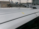 ルーフの運転席側後方にへこみがあります。